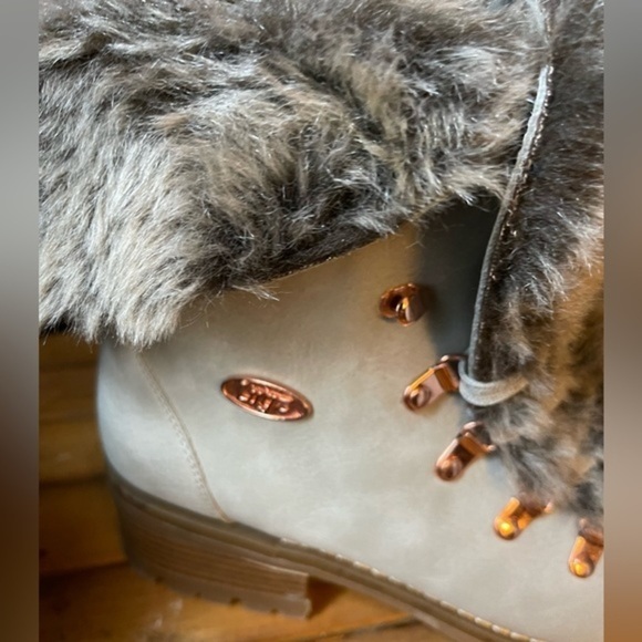 Lugz Women's Adore Fur Lace-Up Boot - Size 10 - EUC/NWOT - Faux Fur - Vegan - Picture 6 of 9
